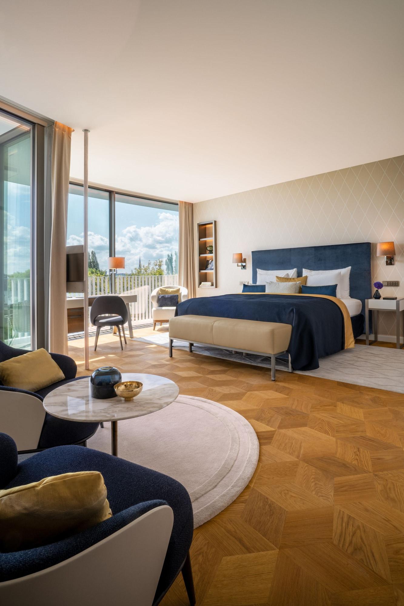 The Fontenay Hamburg Kültér fotó A bedroom at the hotel