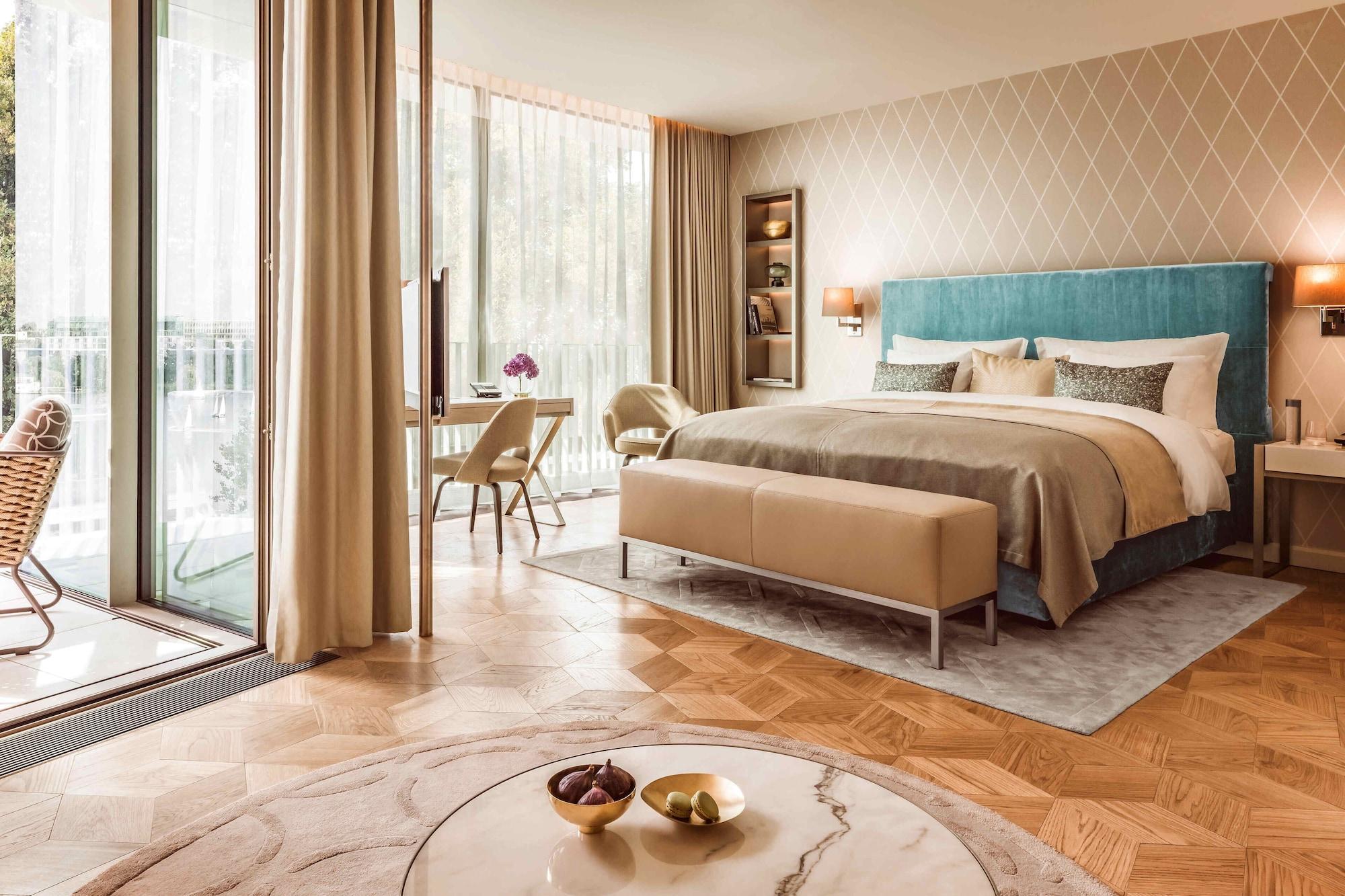 The Fontenay Hamburg Kültér fotó A bedroom at the Mandarin Oriental