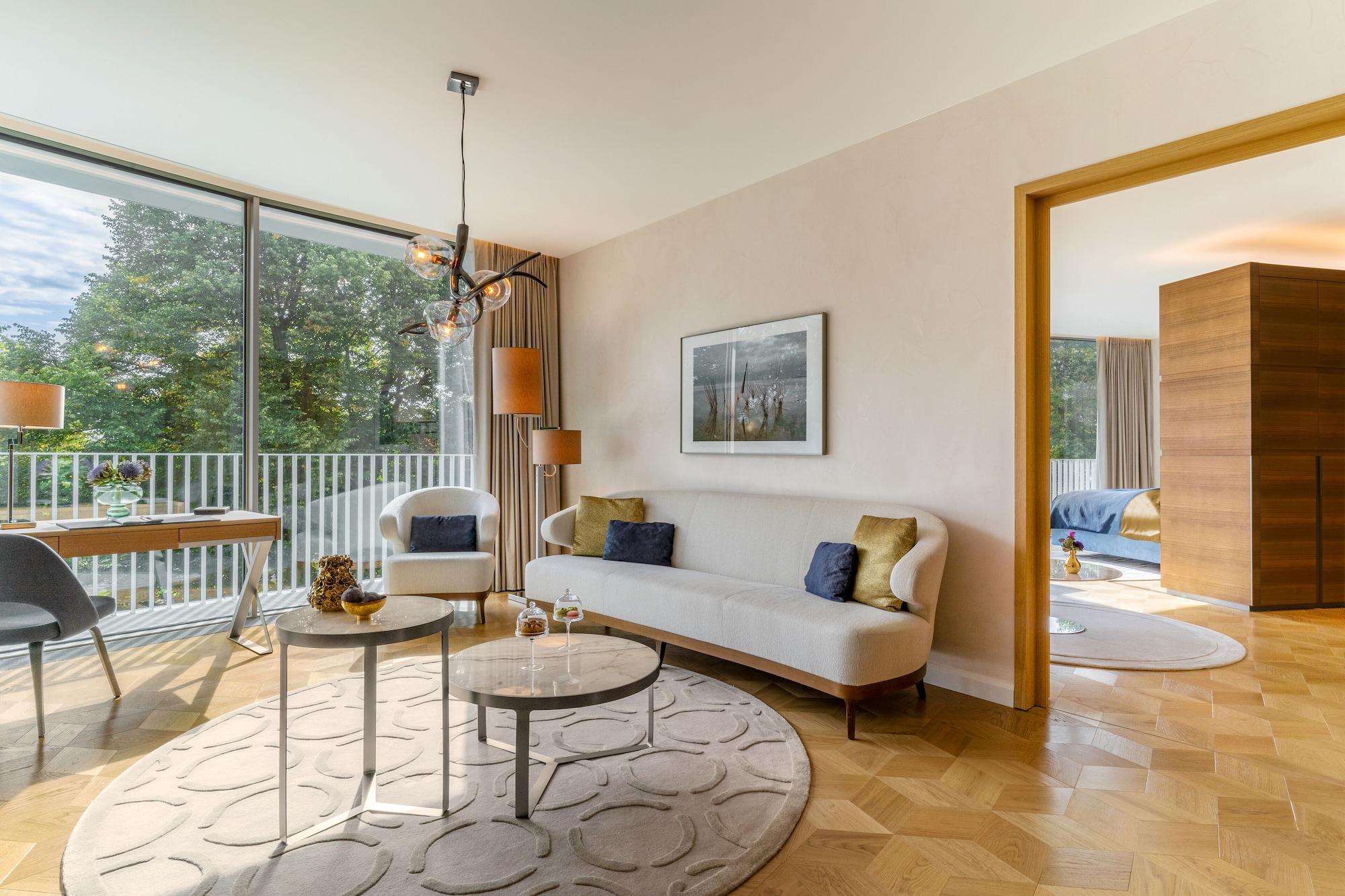 The Fontenay Hamburg Kültér fotó A living room at the Mandarin Oriental