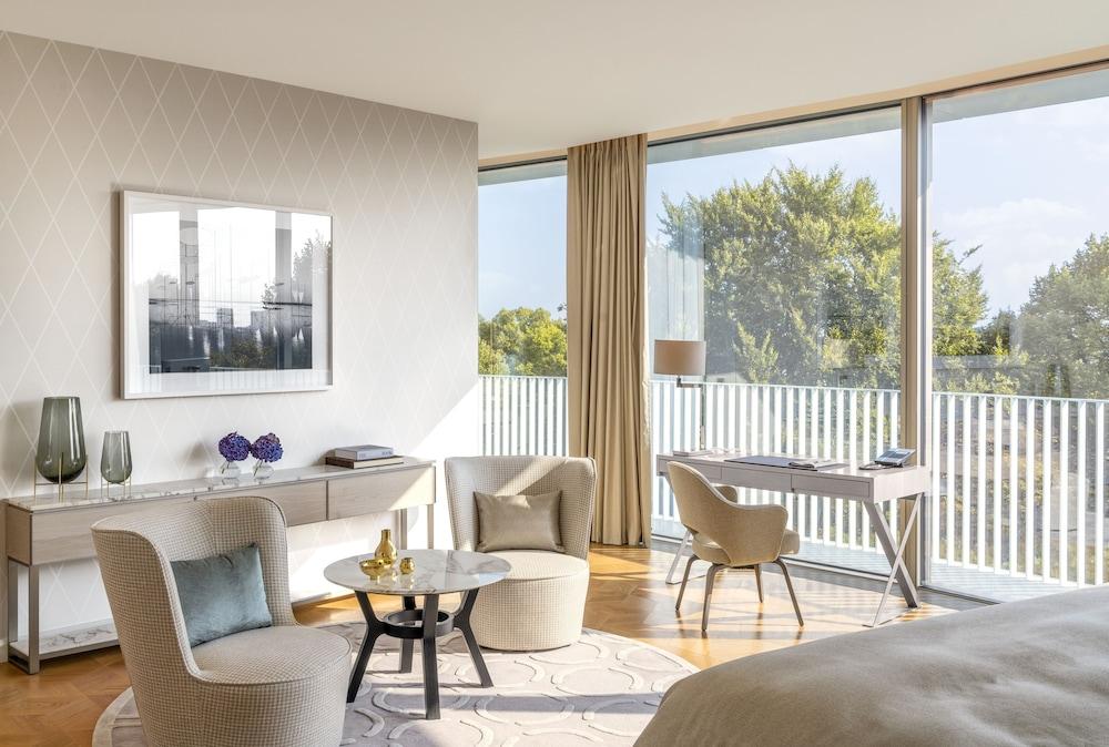 The Fontenay Hamburg Kültér fotó A guest room at the West Hollywood hotel