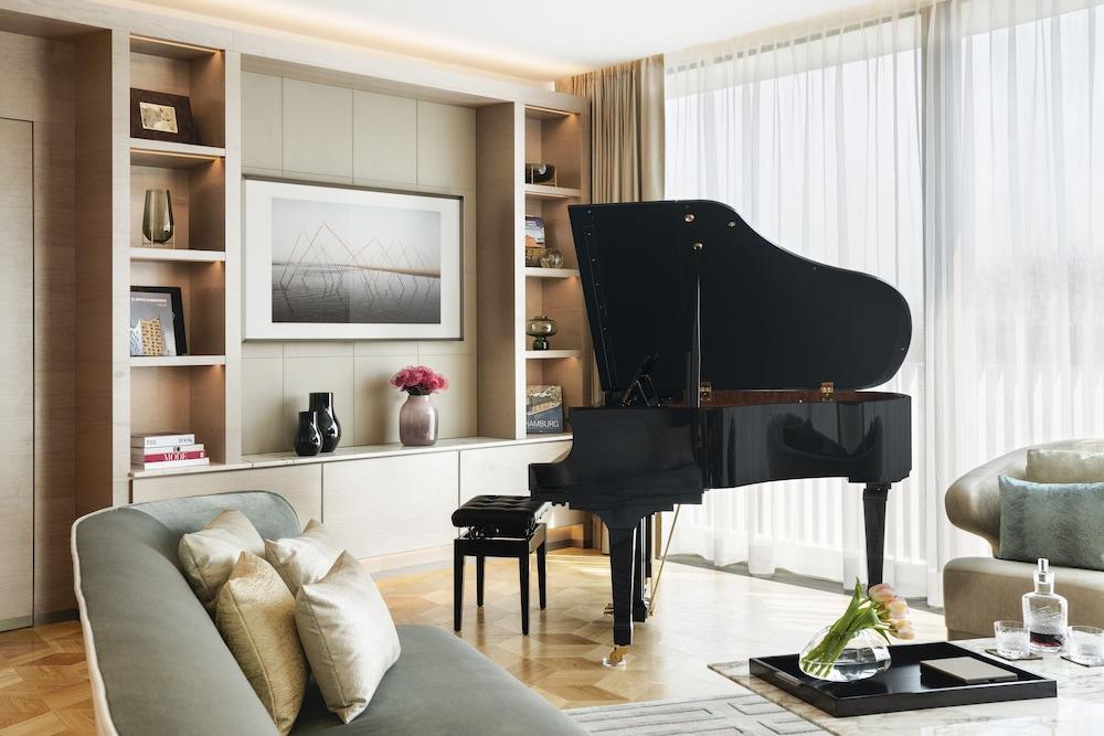 The Fontenay Hamburg Kültér fotó A piano in a living room