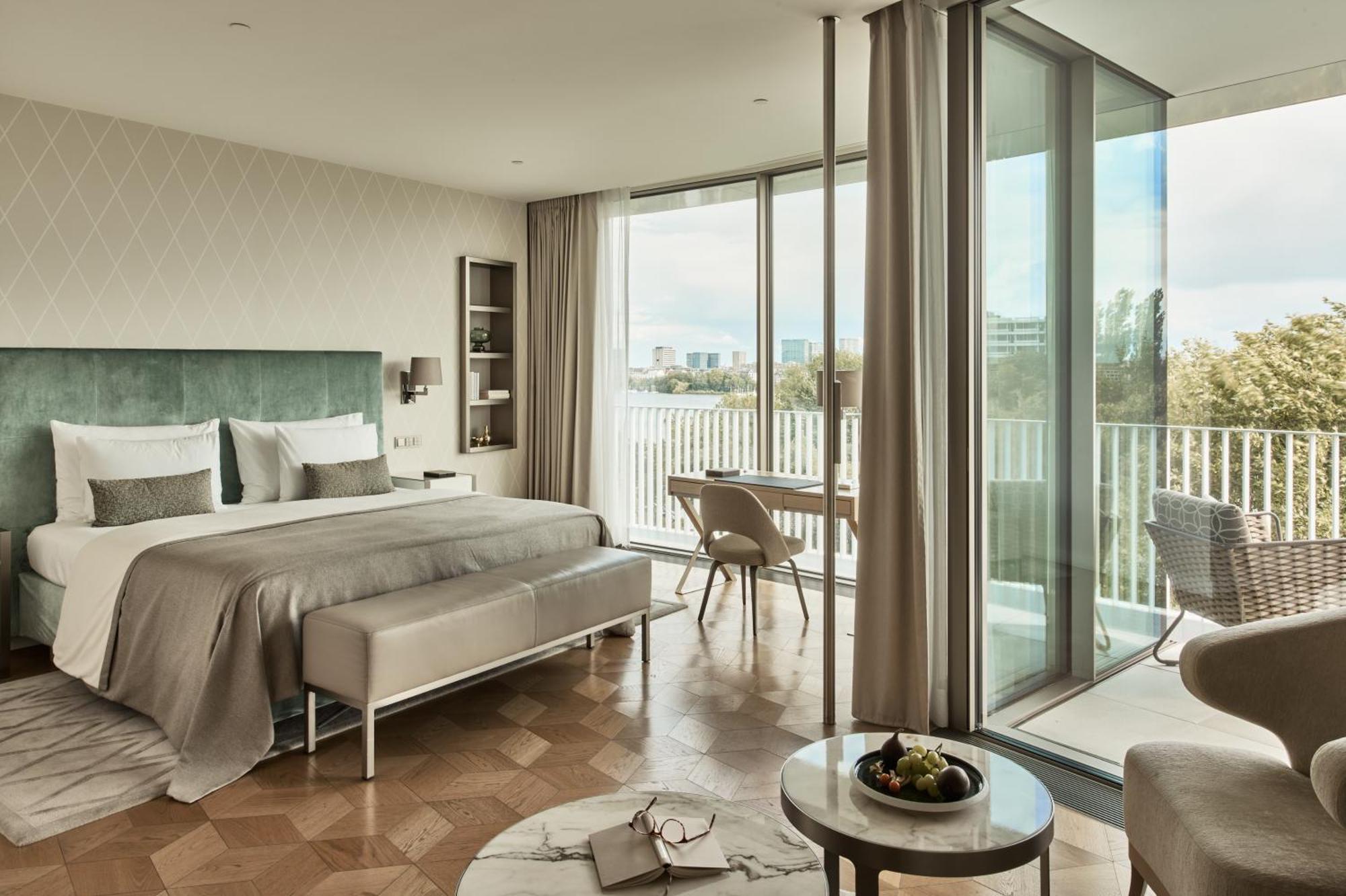 The Fontenay Hamburg Kültér fotó A bedroom at the London West End