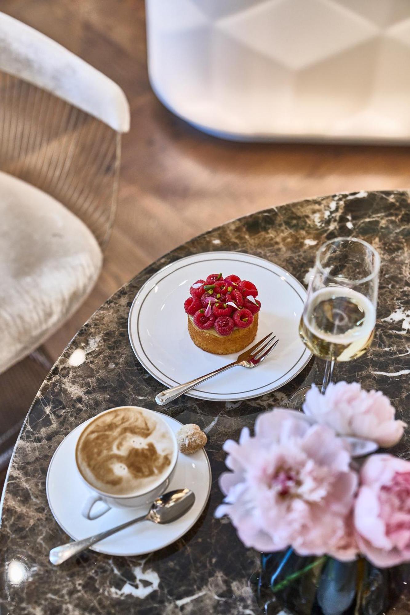 The Fontenay Hamburg Kültér fotó A raspberry tart