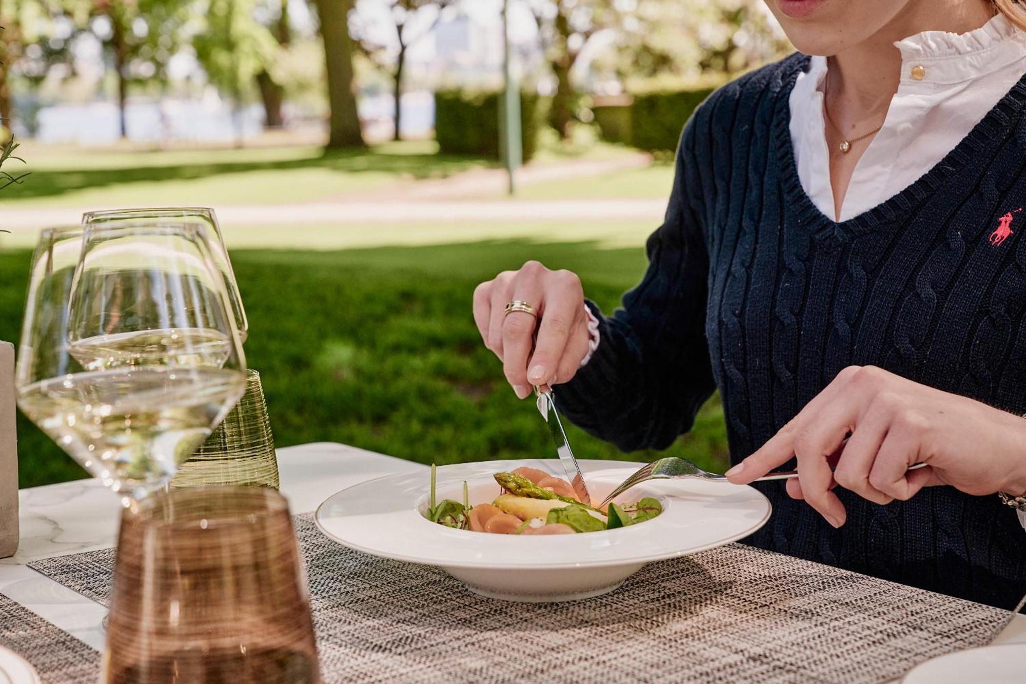 The Fontenay Hamburg Kültér fotó A woman eating a salad