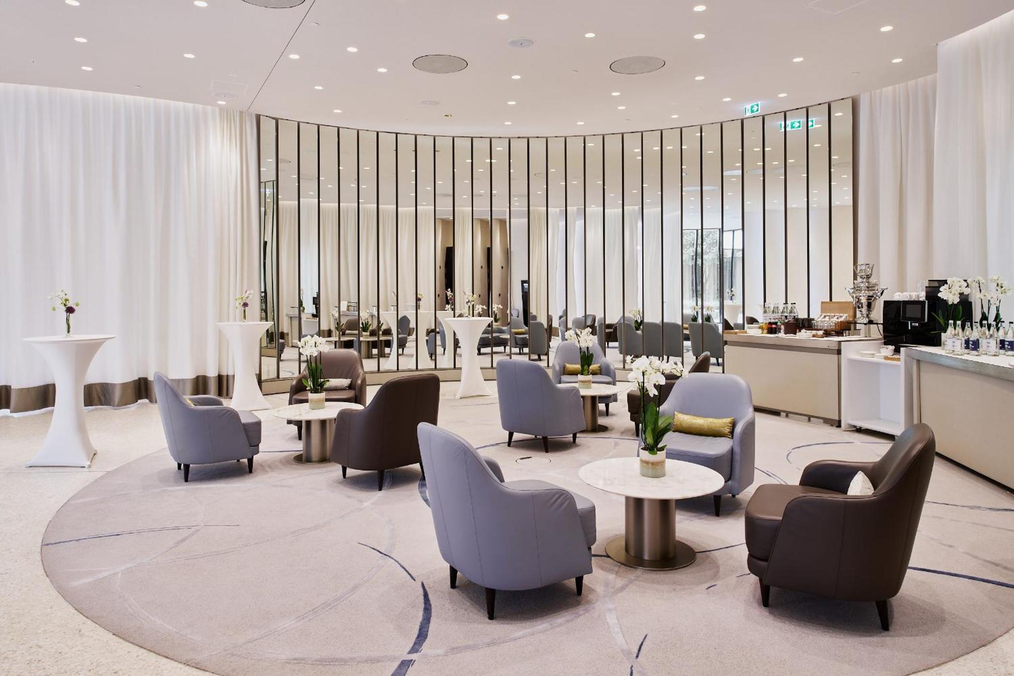 The Fontenay Hamburg Kültér fotó The lounge at the airport