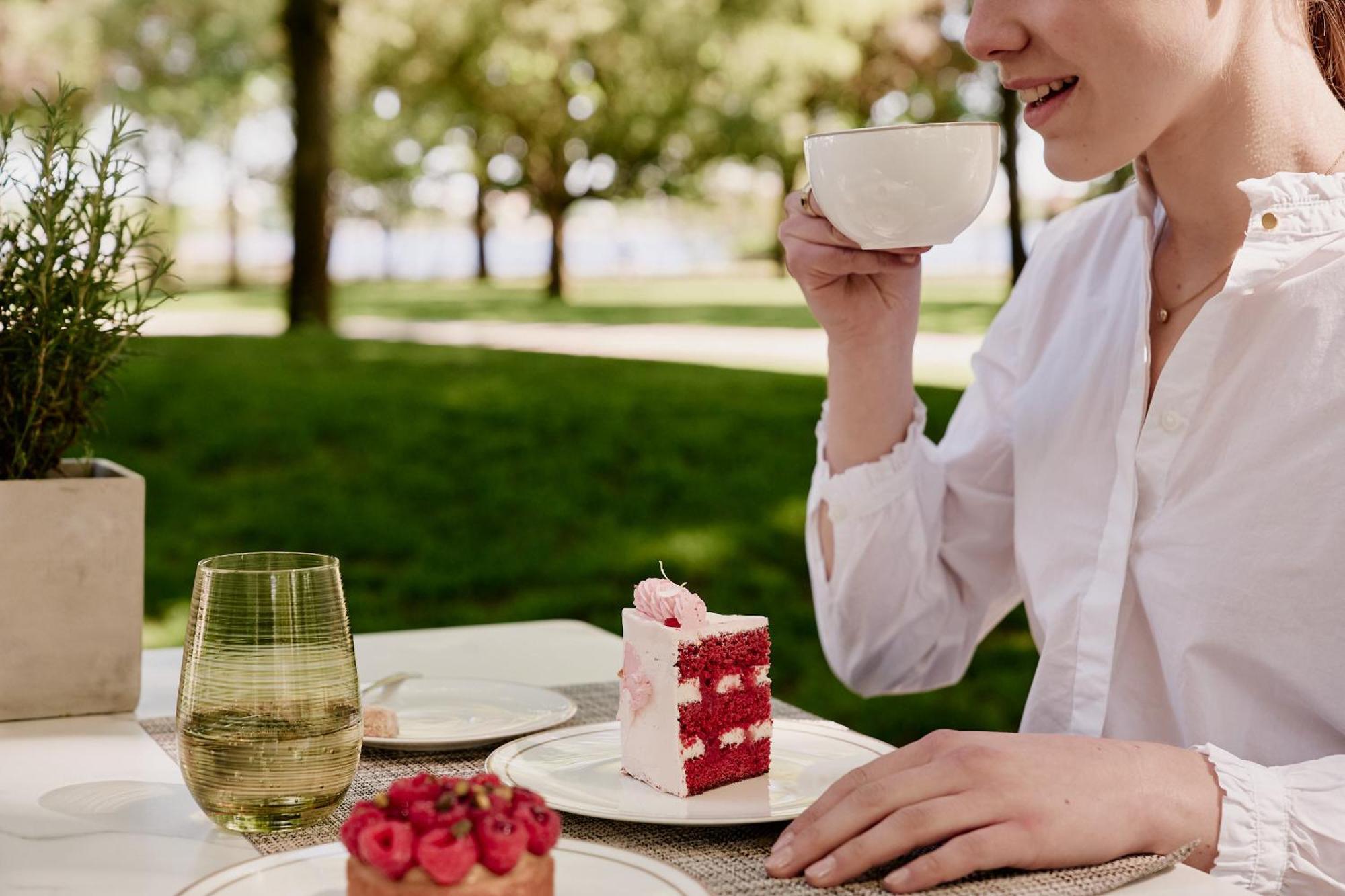 The Fontenay Hamburg Kültér fotó A woman drinking tea