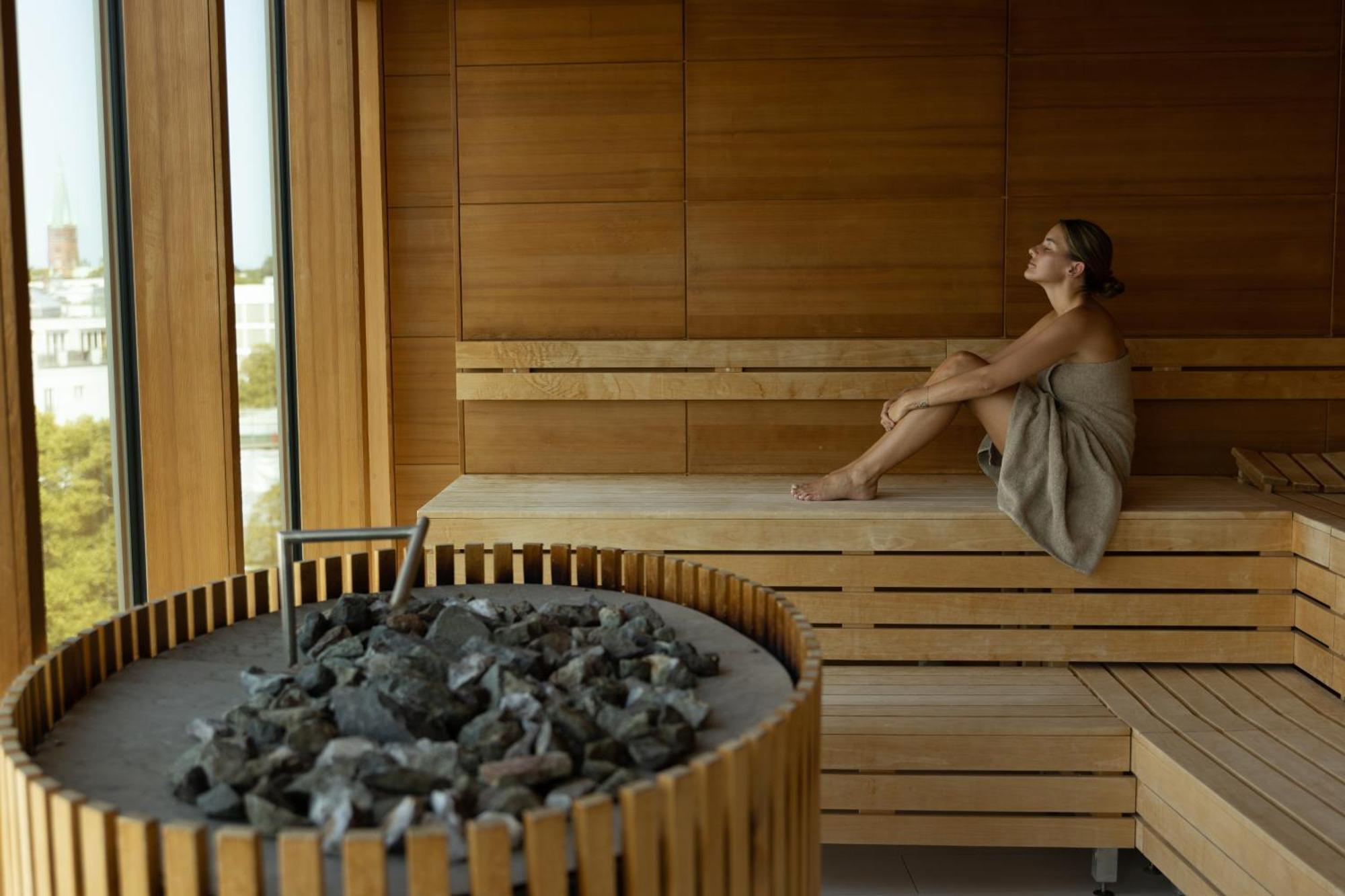 The Fontenay Hamburg Kültér fotó A woman in a Finnish sauna