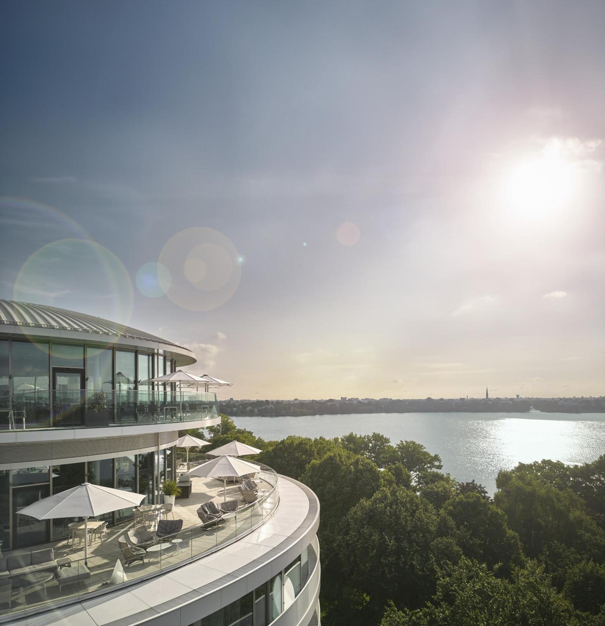 The Fontenay Hamburg Kültér fotó View of the River Thames from the penthouse